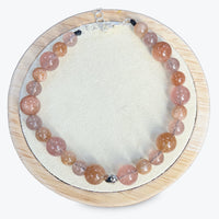 Bracelet En Quartz Fraise Et Pierre De Soleil Avec Une Décoration Coeur Couleur Argent Et Fermoir En Argent