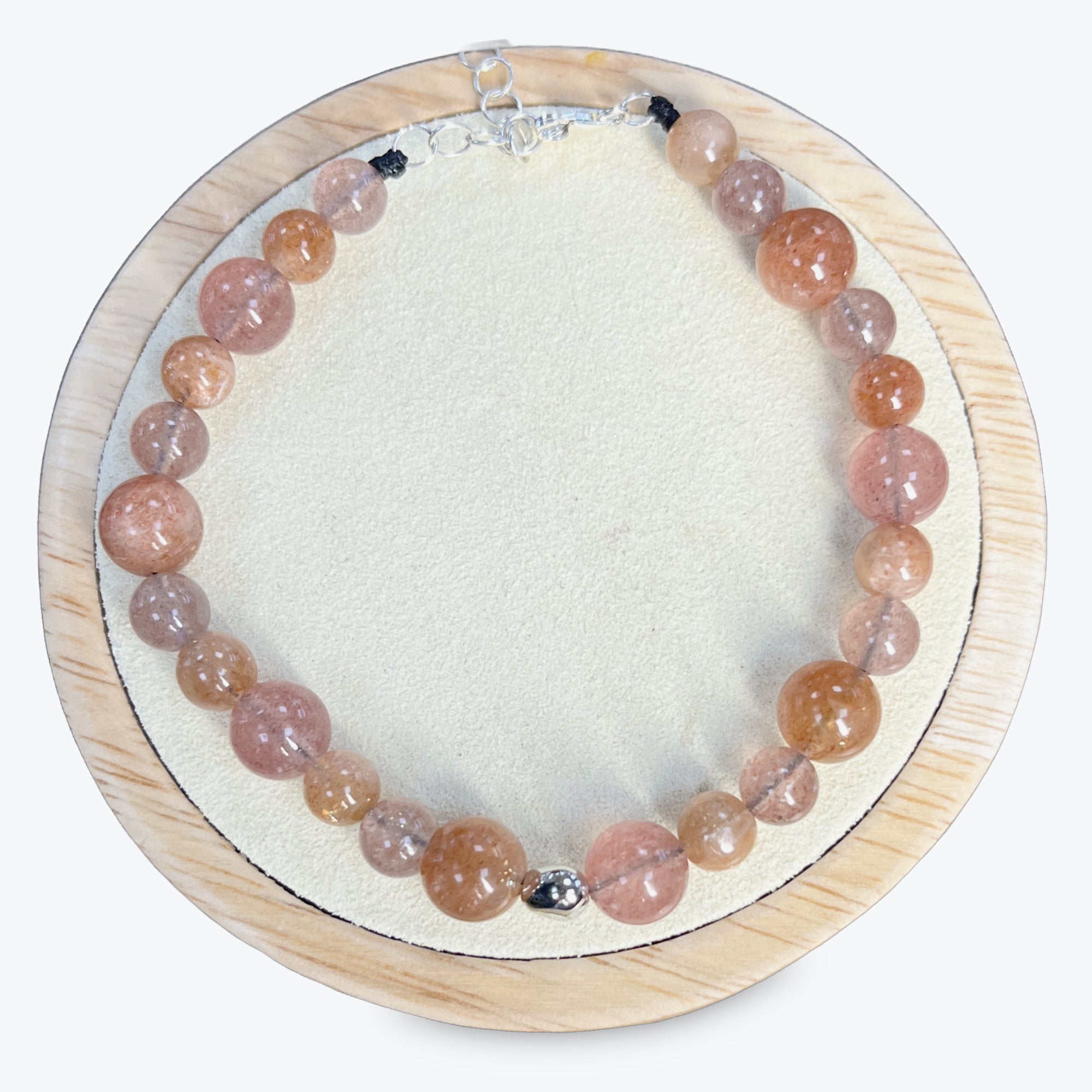 Bracelet En Quartz Fraise Et Pierre De Soleil Avec Une Décoration Coeur Couleur Argent Et Fermoir En Argent