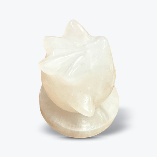 Figurine Pokémon sur Socle Rond en Quartz Laiteux Naturel – Poli, Visage Gravé - Pièce unique | 44gr - 3,5x4cm