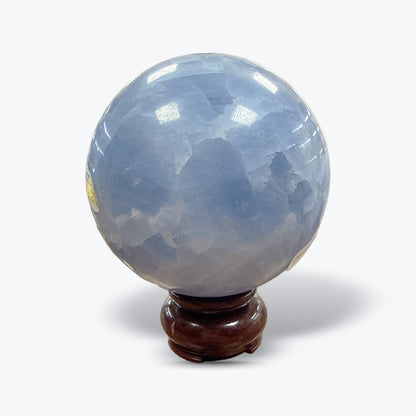 Sphère en Calcite Bleue Naturelle polie, sur socle en bois – 7 à 8 cm