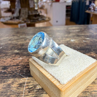 Bague semi ouverte sertis d'une Opale triangulaire
