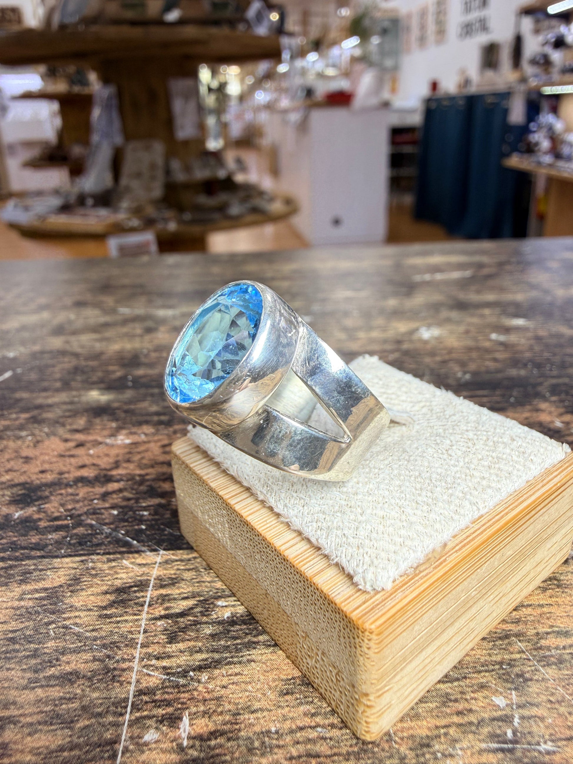Bague semi ouverte sertis d'une Opale triangulaire