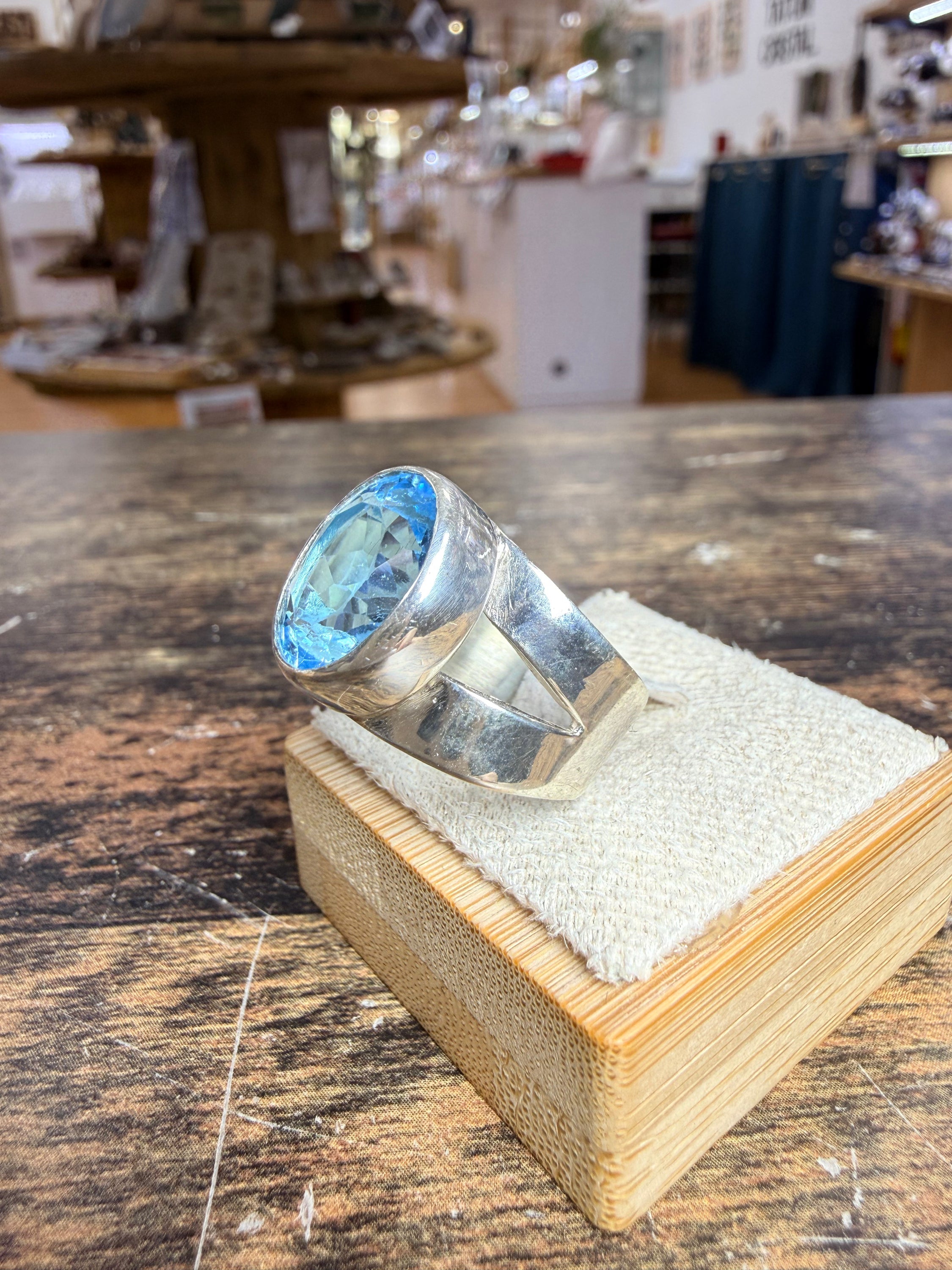 Chevalière ouverte avec une Topaze bleue ovale