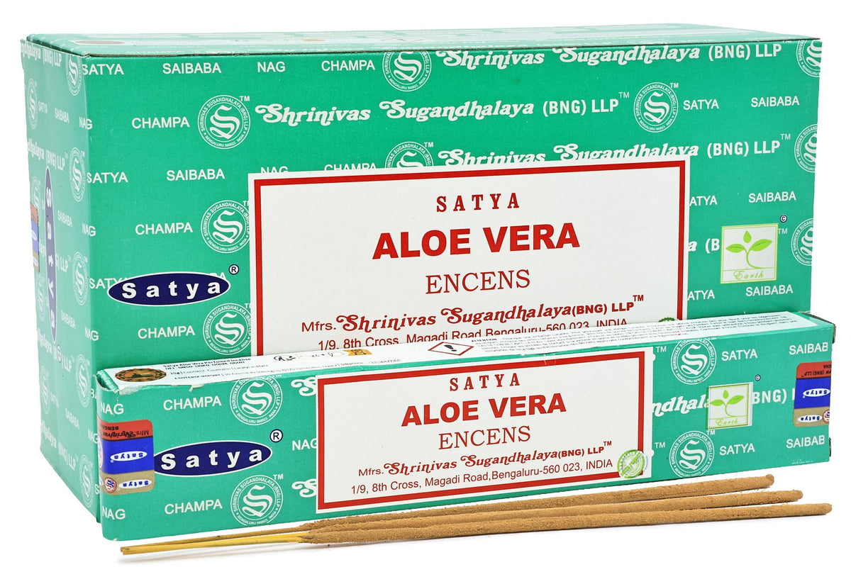 Boîte verte d'encens Satya Aloe Vera avec un paquet et trois bâtonnets devant