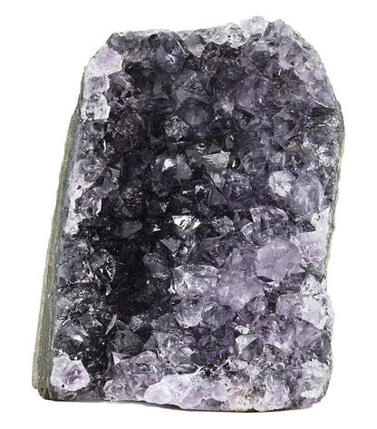 Mini géode d'améthyste aux cristaux violets sur fond blanc, base plane