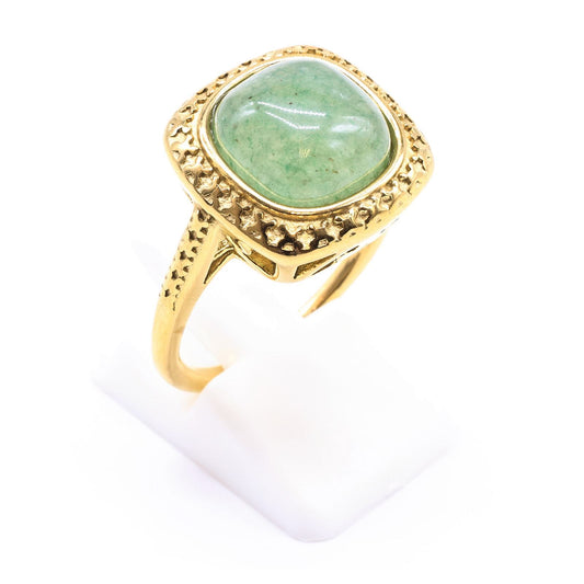 Bague chevalière dorée en acier inoxydable sertie d'une aventurine verte carrée sur support blanc