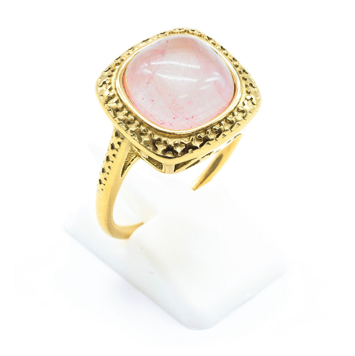 Bague chevalière dorée en acier inoxydable sertie d'un Quartz Rose carré sur support blanc