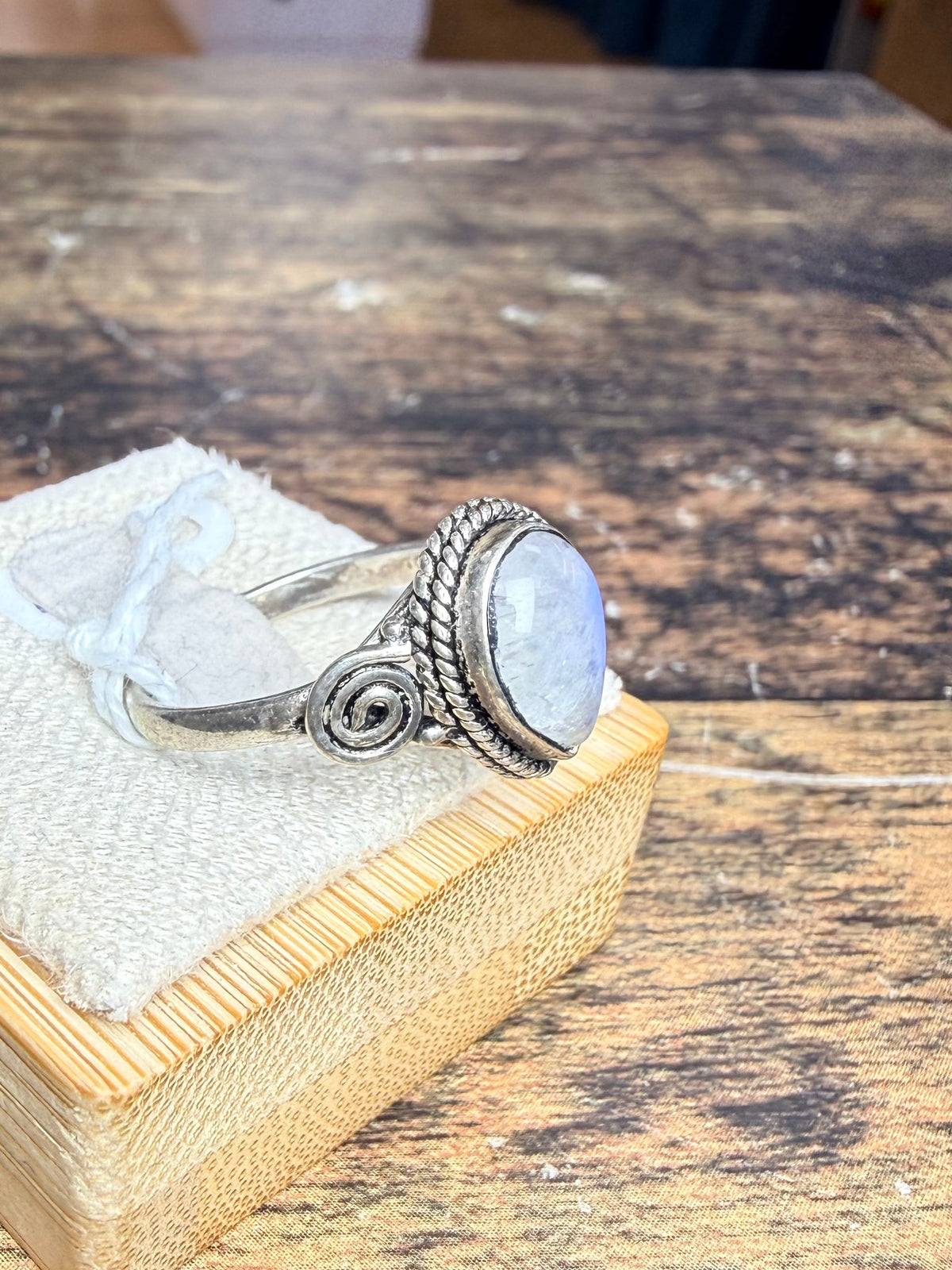 Bague Labradorite en forme de poire et design spiral