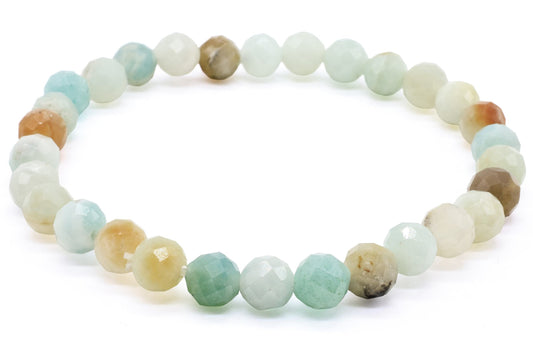 Bracelet de perles facettées d'Amazonite multicolore bleu-vert, crème et orangé sur fond blanc