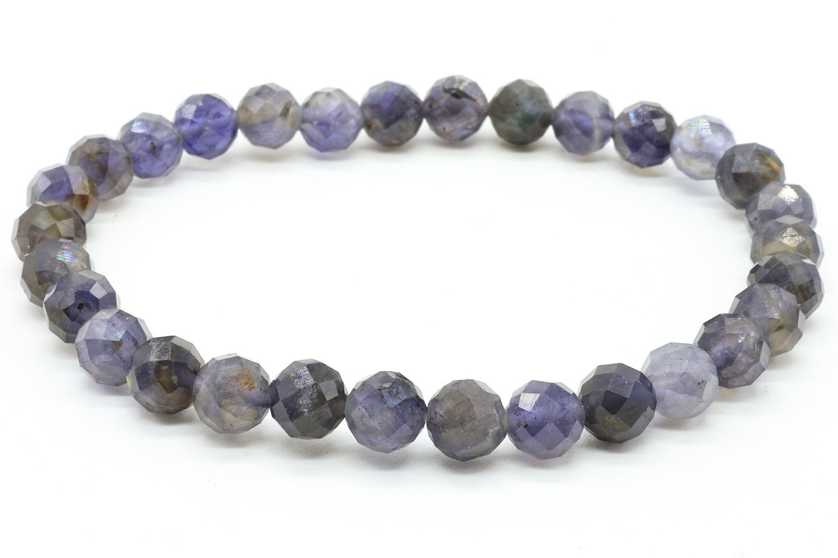 Bracelet en perles facettées de Cordiérite bleu-violet sur fond blanc