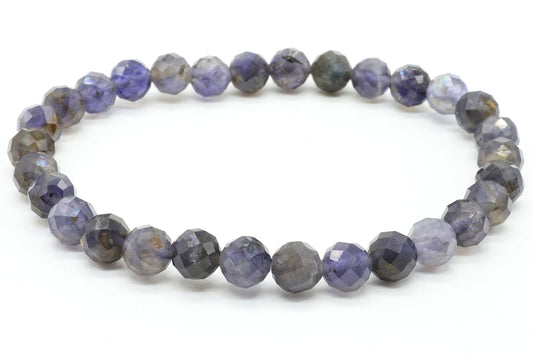 Bracelet en perles facettées de Cordiérite bleu-violet sur fond blanc