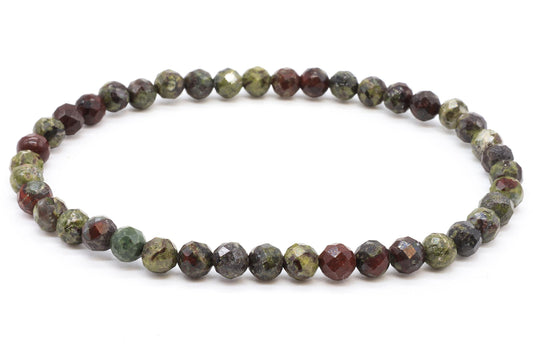 Bracelet élastique de perles facettées en Jaspe Sang de Dragon vert et rouge bordeaux sur fond blanc