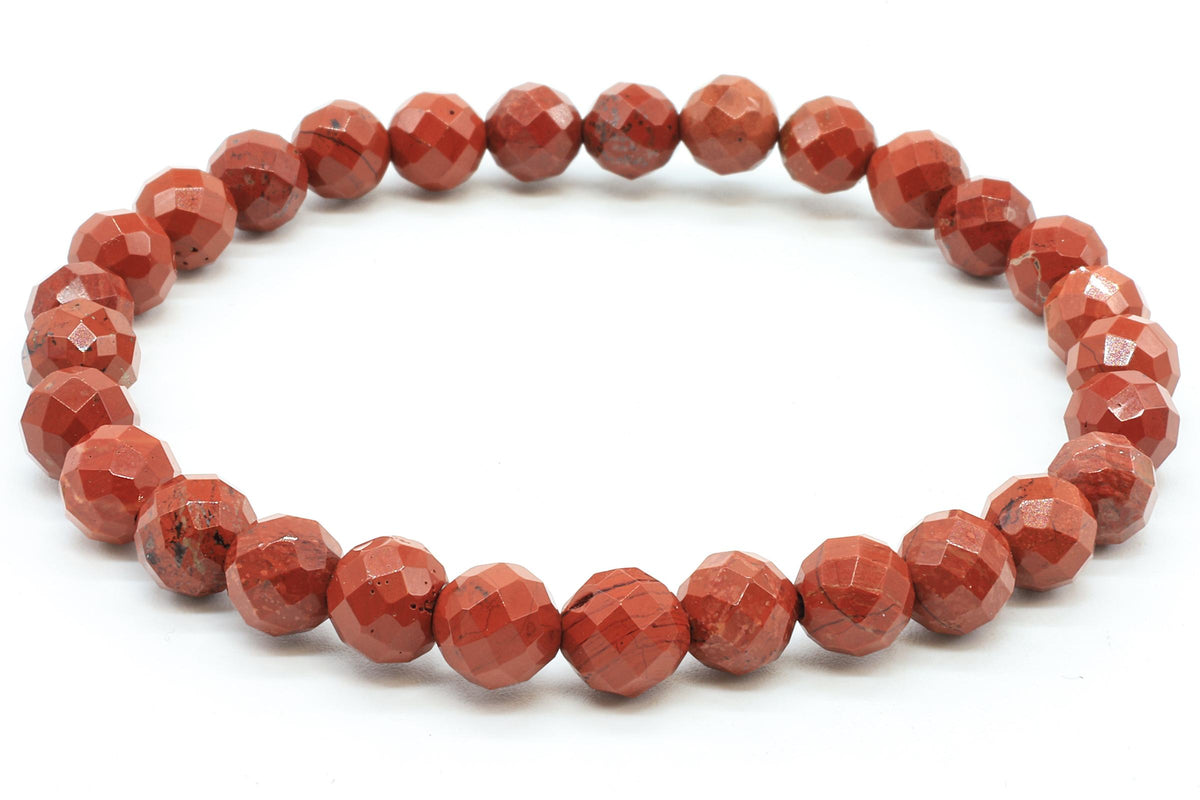 Bracelet élastique de perles facettées en Jaspe Rouge sur fond blanc
