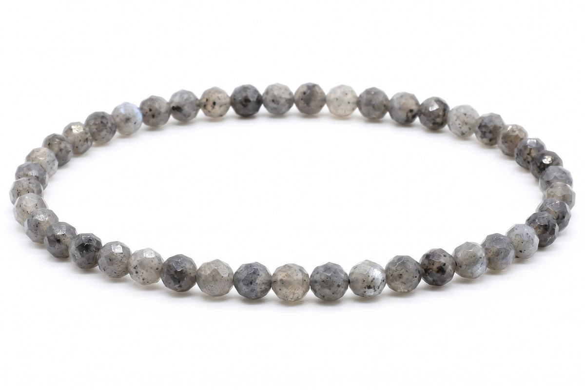 Bracelet de perles facettées de Larvikite grises aux reflets argentés sur fond blanc