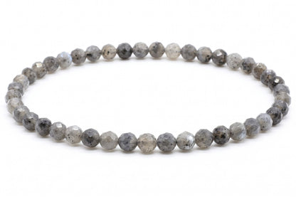 Bracelet de perles facettées de Larvikite grises aux reflets argentés sur fond blanc