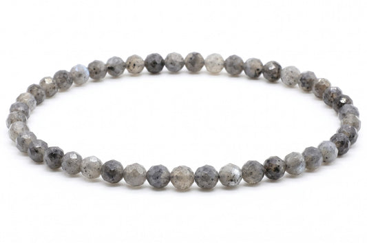 Bracelet de perles facettées de Larvikite grises aux reflets argentés sur fond blanc