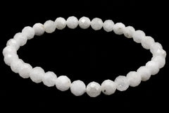 Bracelet de perles rondes facettées en Pierre de Lune blanche aux reflets nacrés sur fond noir