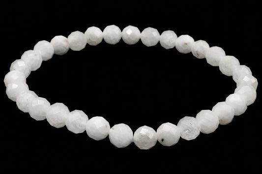 Bracelet de perles rondes facettées en Pierre de Lune blanche aux reflets nacrés sur fond noir