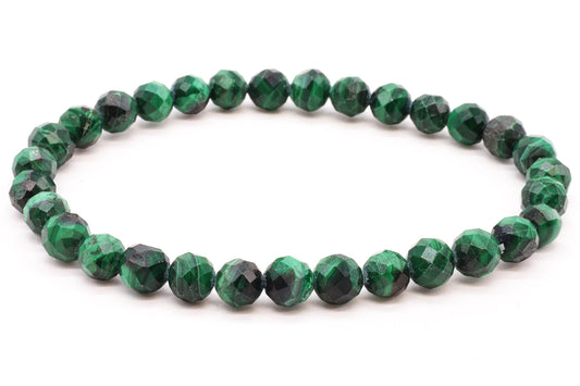 Bracelet de perles rondes facettées en malachite verte veinée sur fond blanc