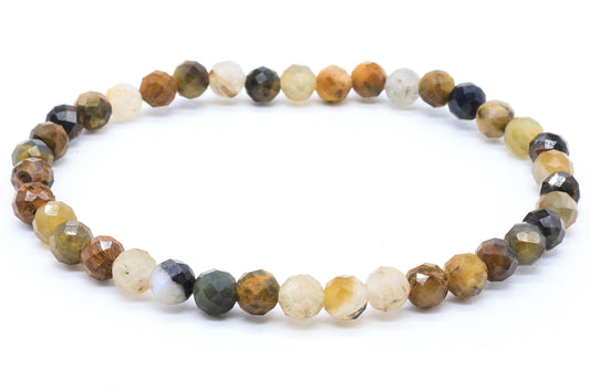 Bracelet de perles facettées de Piétersite brunes, dorées, vertes et bleu nuit sur fond blanc