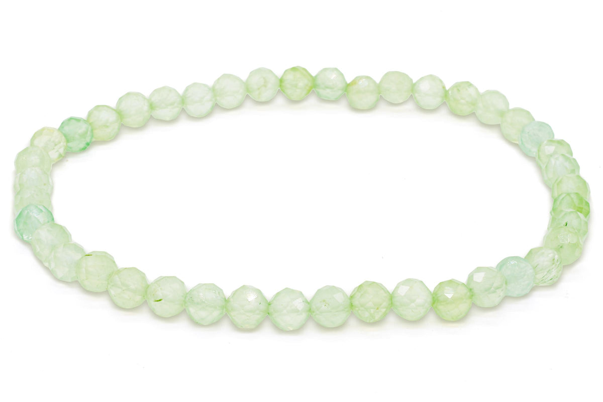 Bracelet élastique de perles facettées de Prehnite vert clair translucide sur fond blanc