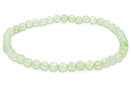 Bracelet élastique de perles facettées de Prehnite vert clair translucide sur fond blanc