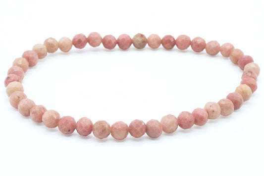 Bracelet de perles rondes facettées de Rhodonite rose et pêche sur fond blanc
