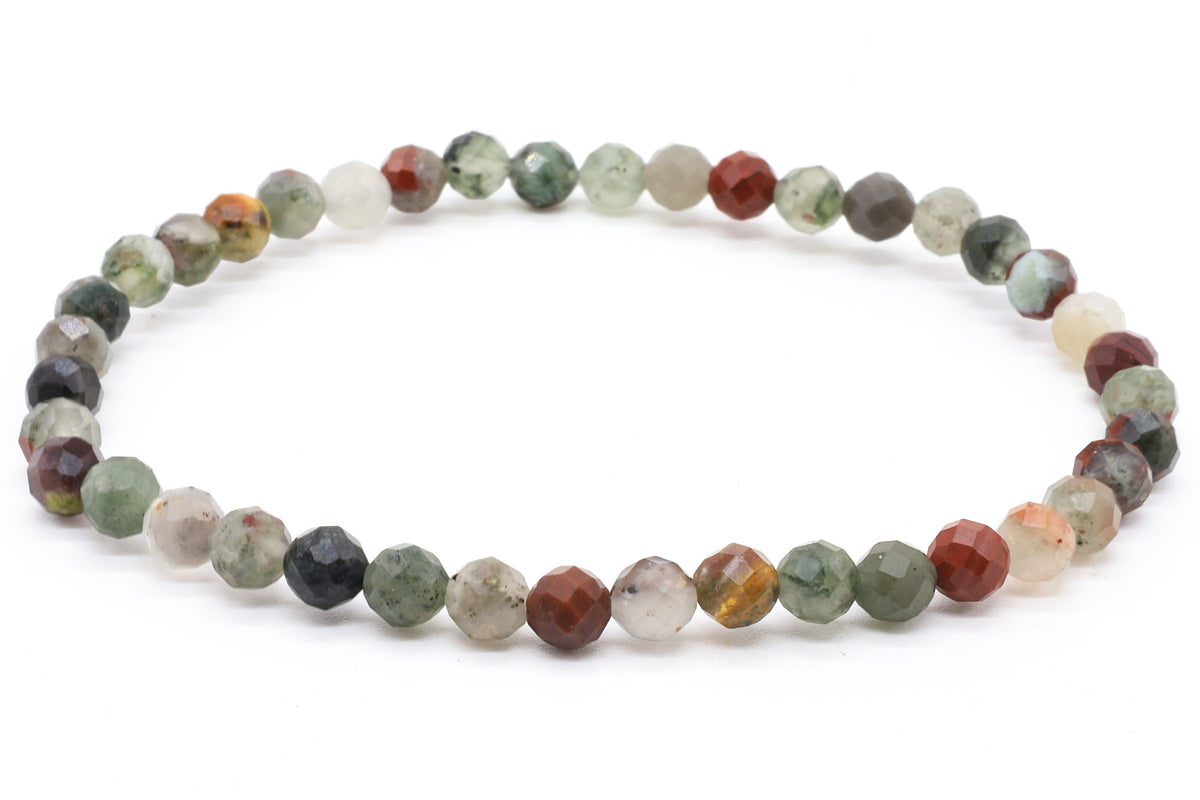 Bracelet de perles facettées de Jaspe Héliotrope vertes, rouges et grises sur fond blanc