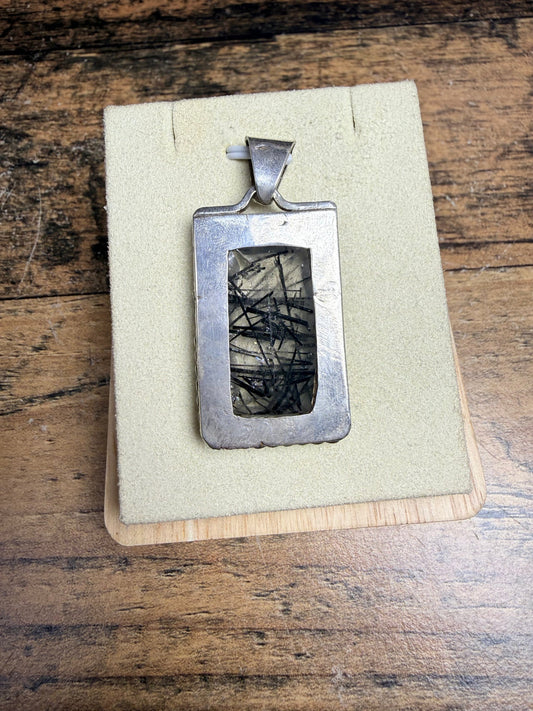 Pendentif avec un Quartz à inclusions de tourmaline noire