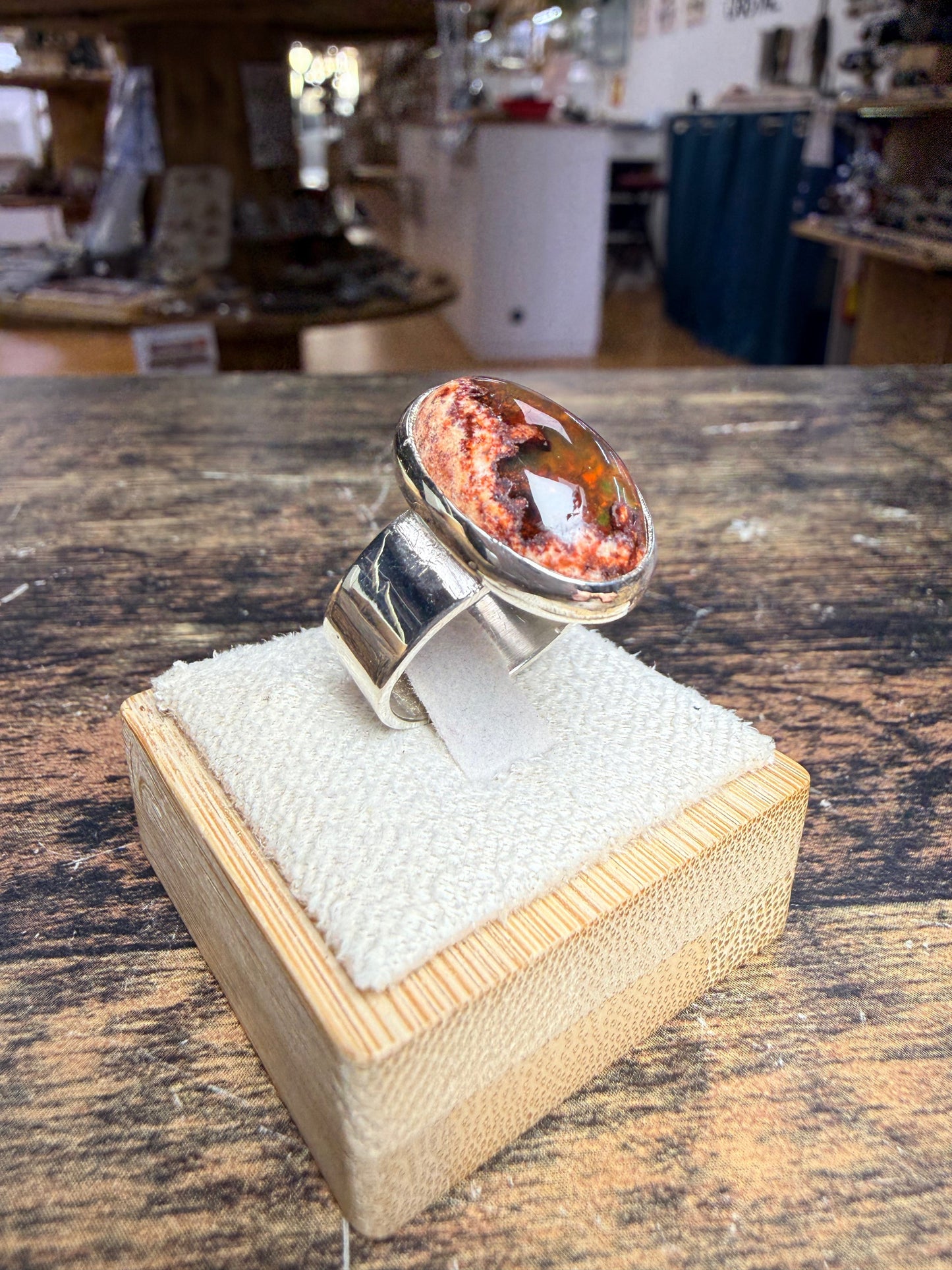Bague chevalière avec Opale en cabochon