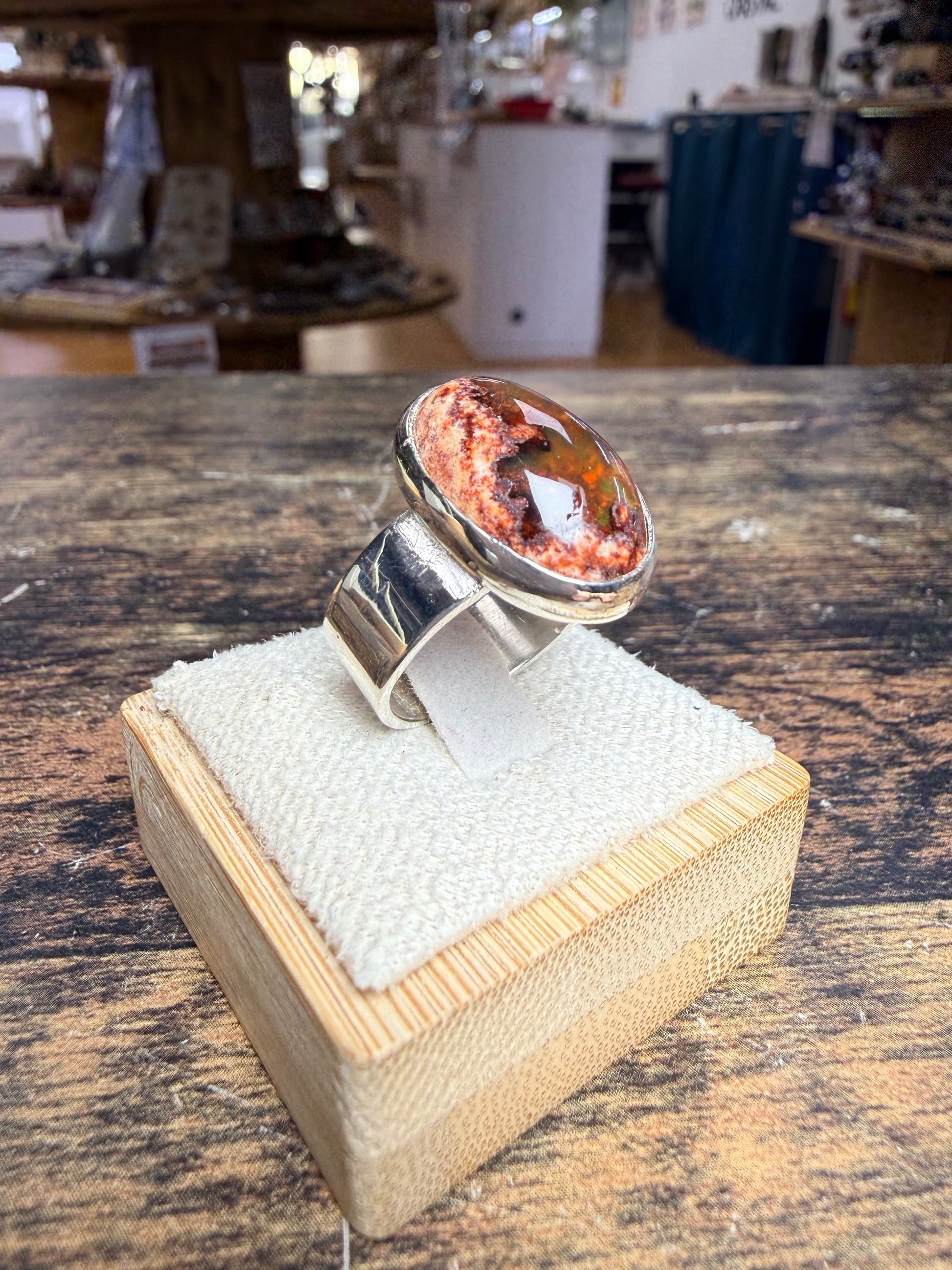 Bague chevalière avec Opale en cabochon