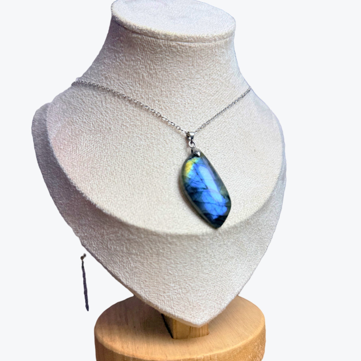 Pendentif en Labradorite Naturelle – Forme Libre – environ 4 x 2 cm – environ 10 g