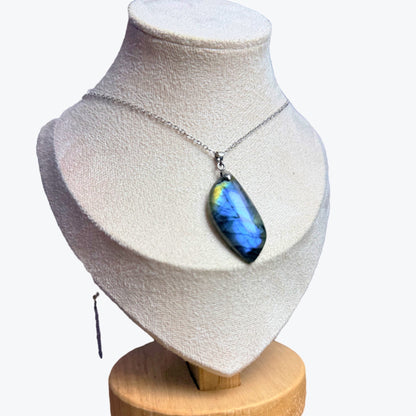 Pendentif en Labradorite Naturelle – Forme Libre – environ 4 x 2 cm – environ 10 g