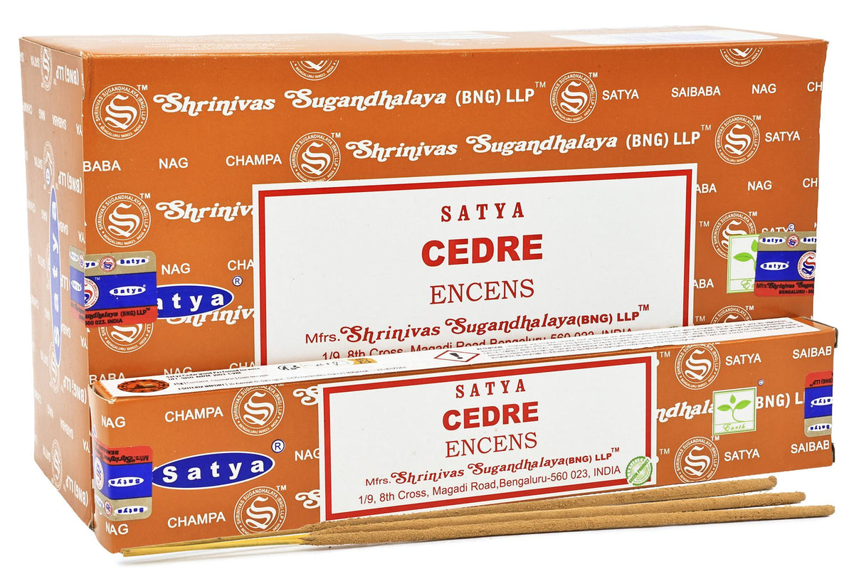 Boîte orange d'encens Satya Cèdre avec un paquet et trois bâtonnets devant