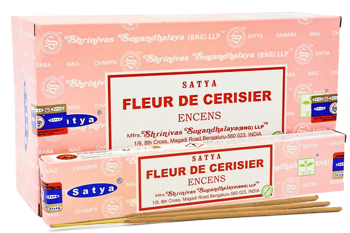 Boîte rose d'encens Satya Fleur de Cerisier avec un paquet et trois bâtonnets devant