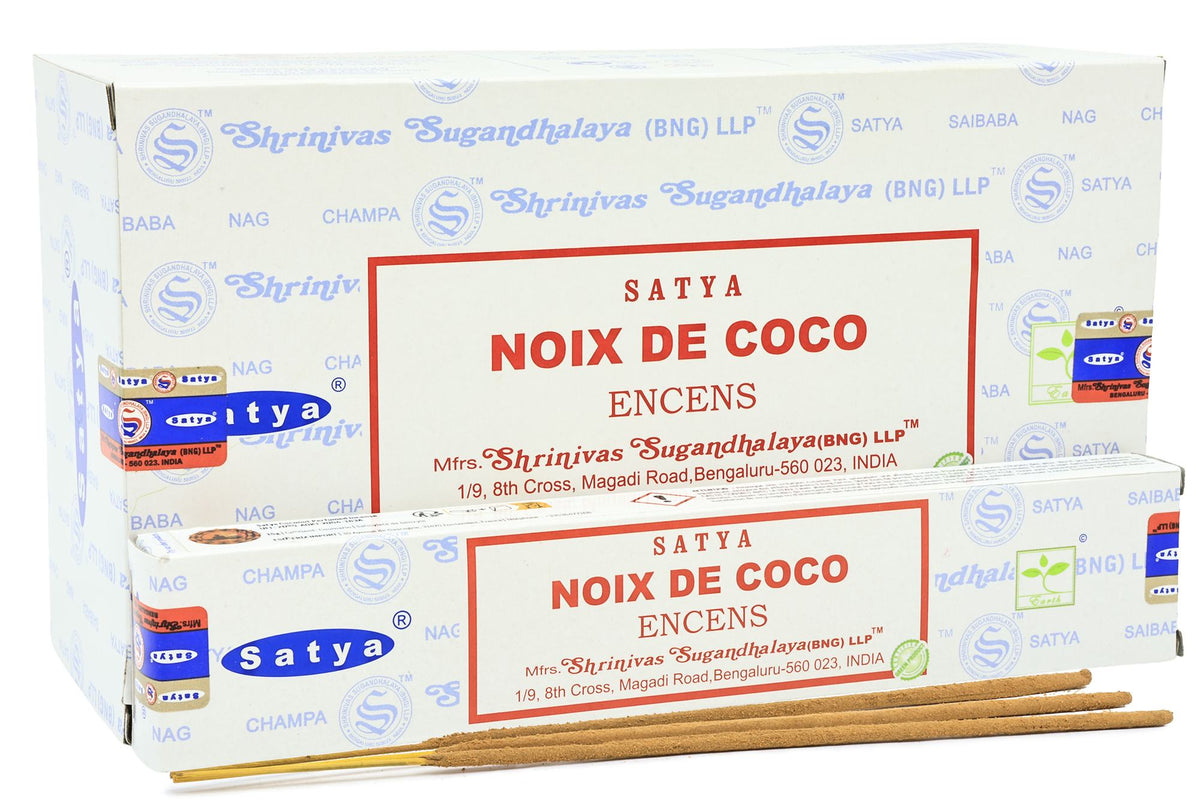Boîte blanche d'encens Satya Noix de Coco avec un paquet et trois bâtonnets devant