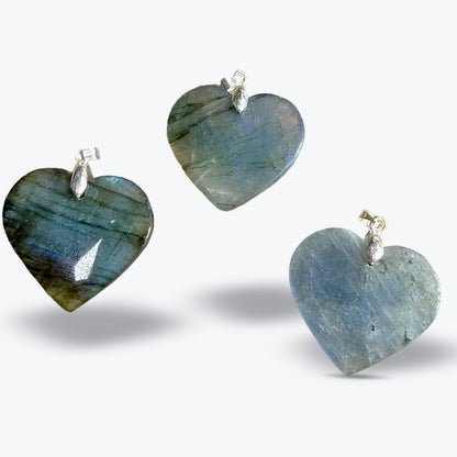 Pendentif Cœur Plat en Labradorite Naturelle Grise – Laiton – Madagascar