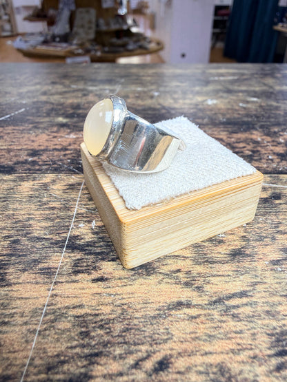 Chevalière en pierre de Lune blanche cabochon
