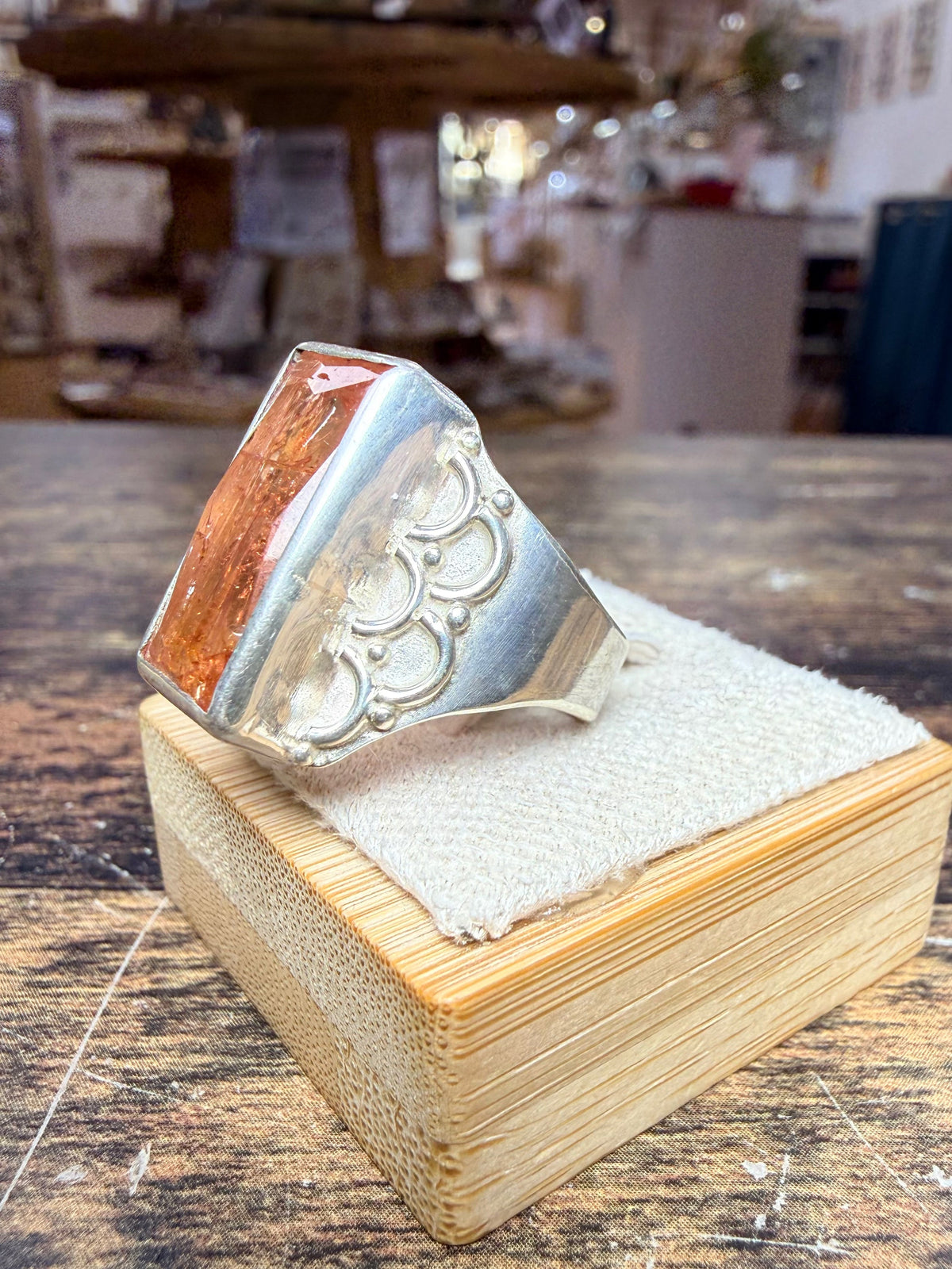 Bague Tourmaline orange rectangulaire design circulaire