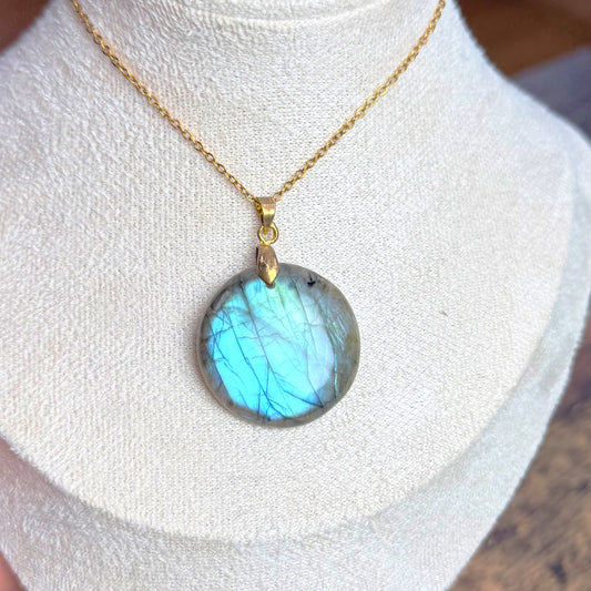 Pendentif en Labradorite Naturelle – Forme Ronde – provenance Madagascar