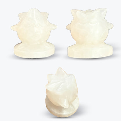 Figurine Pokémon sur Socle Rond en Quartz Laiteux Naturel – Poli, Visage Gravé - Pièce unique | 44gr - 3,5x4cm