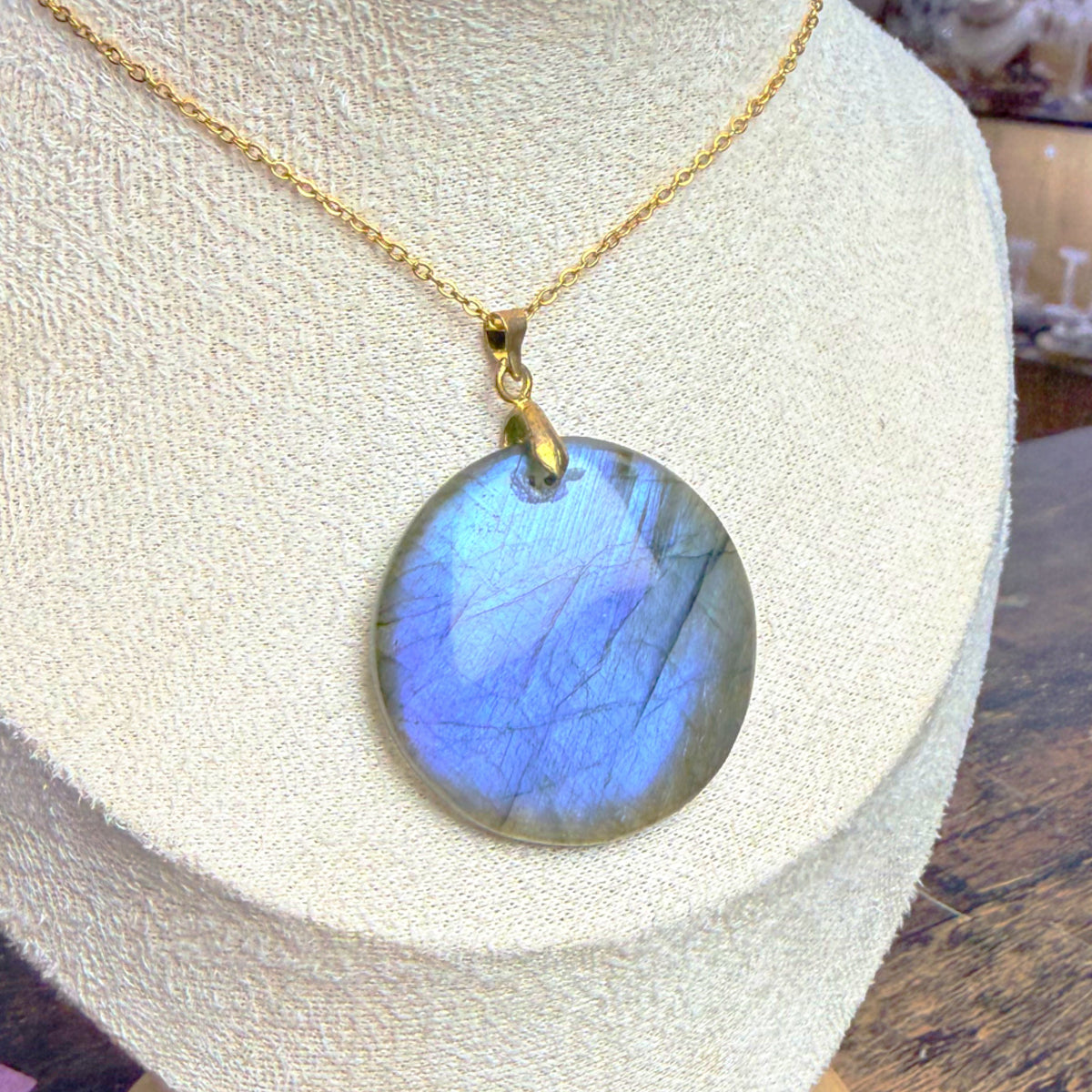 Pendentif en Labradorite Naturelle – Forme Ronde – provenance Madagascar