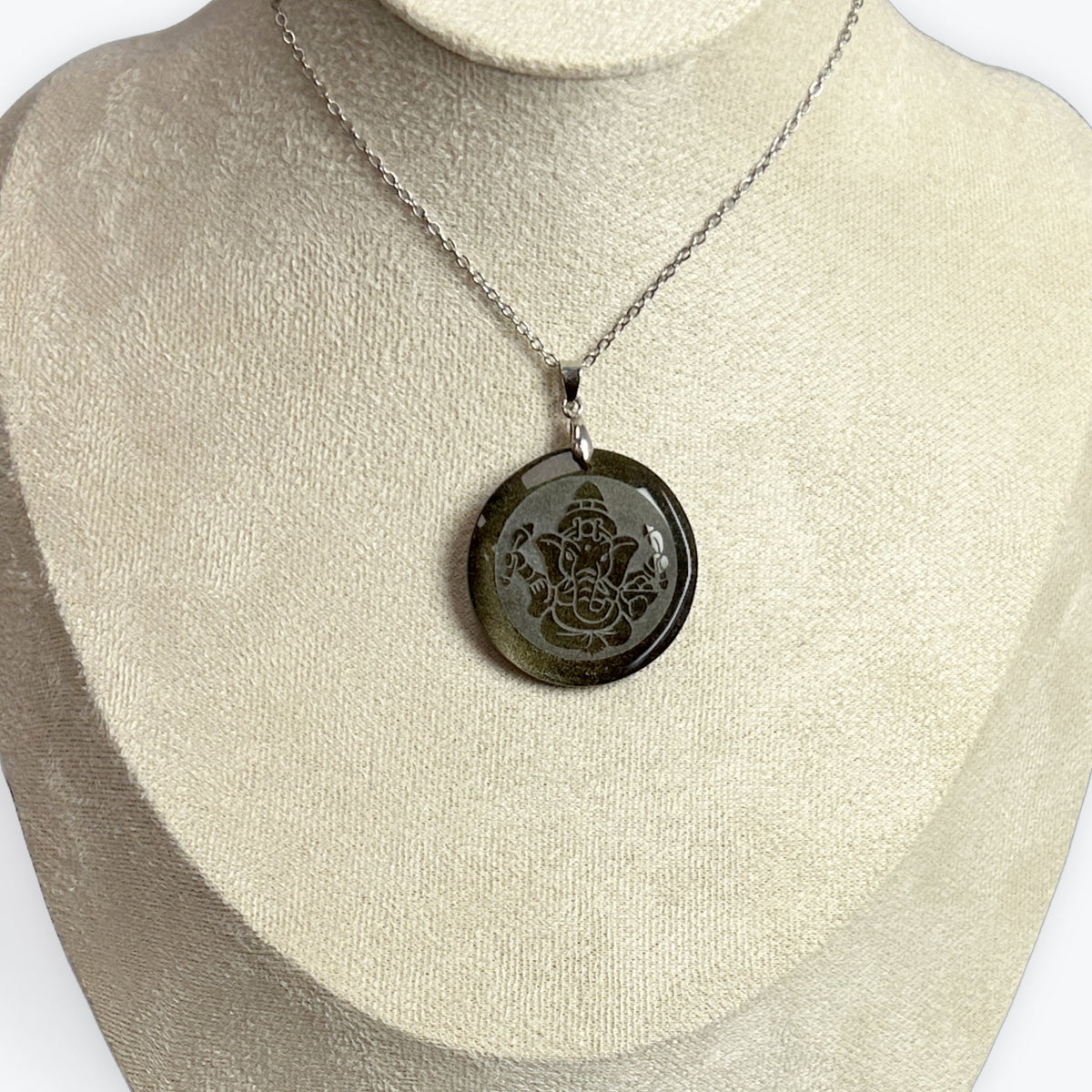 Pendentif Rond Obsidienne gravée
