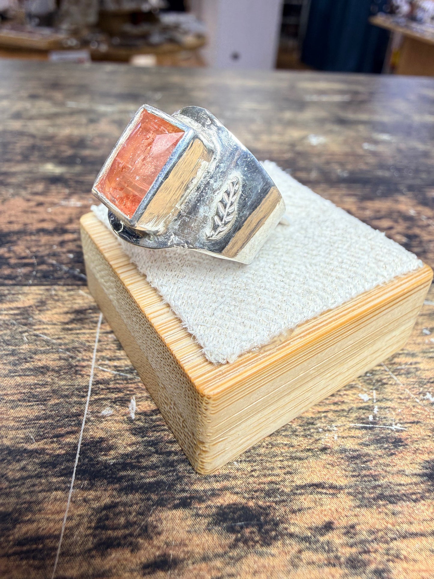 Bague Tourmaline orange avec décors  en fleurs