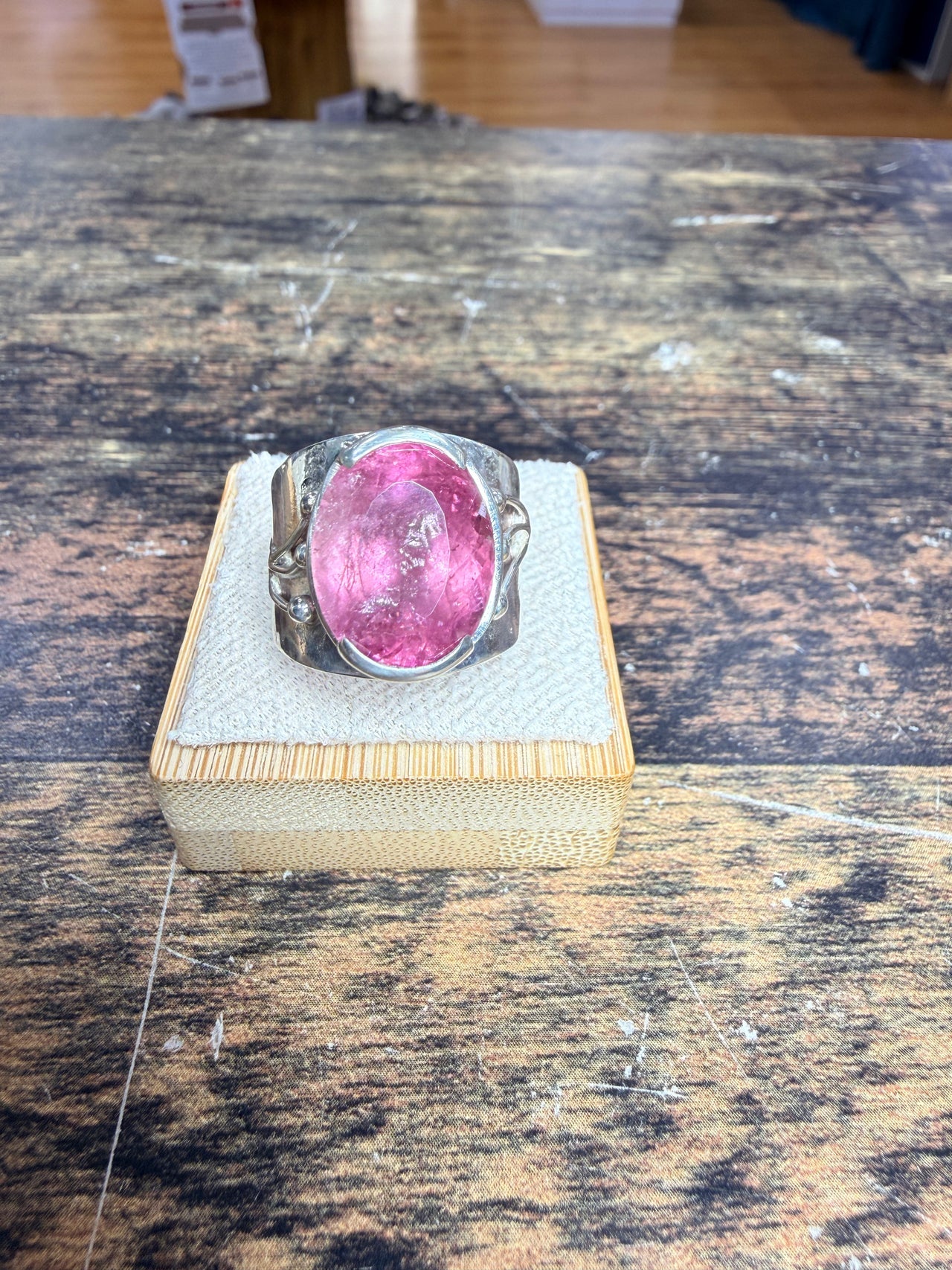 Chevalière tourmaline rose serti semi-clos