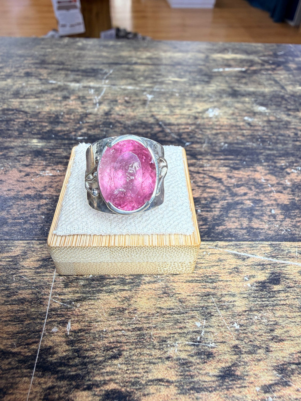 Chevalière tourmaline rose sertis semi clos – photo 2