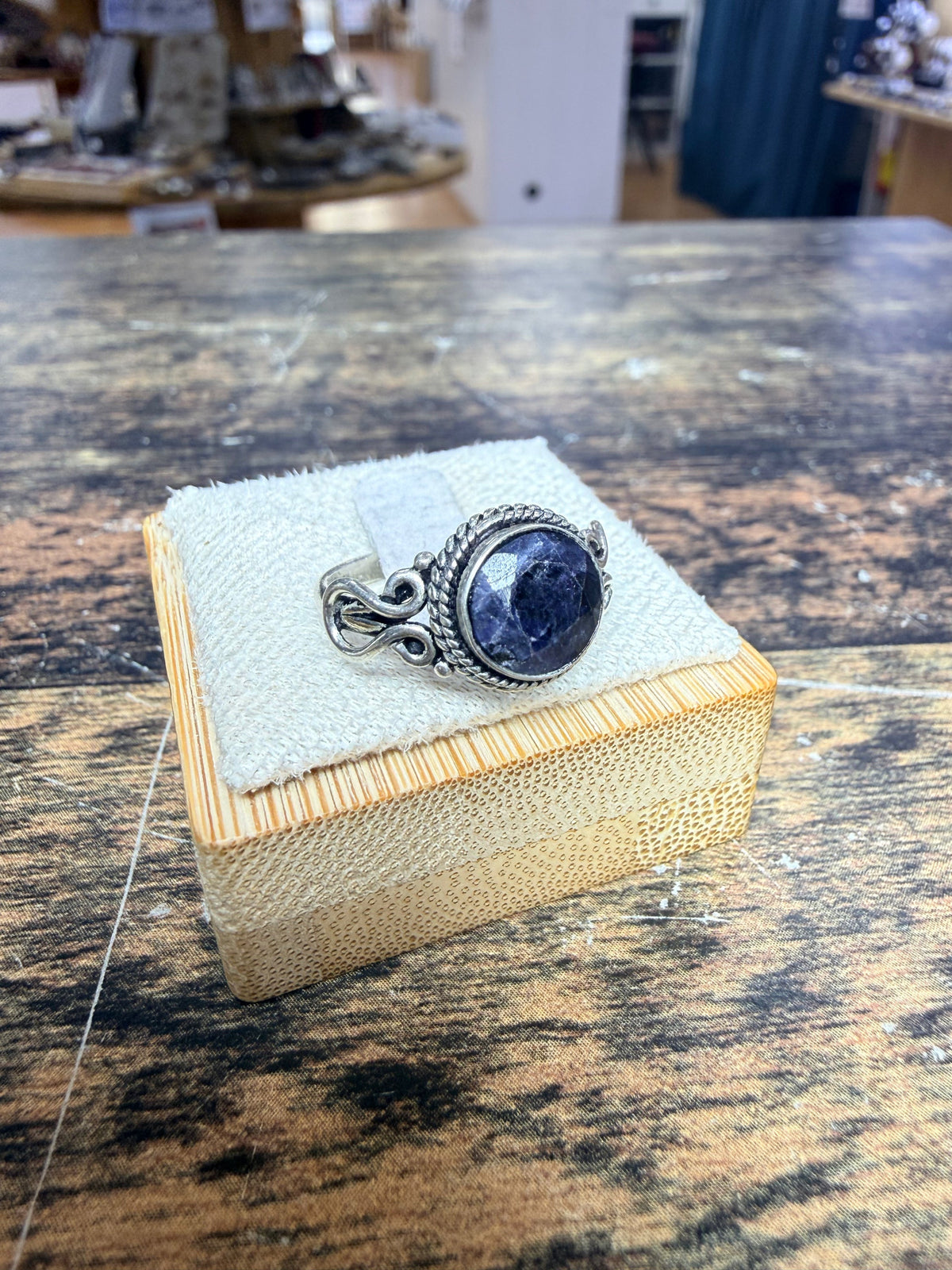 Bague Saphir facetté ronde