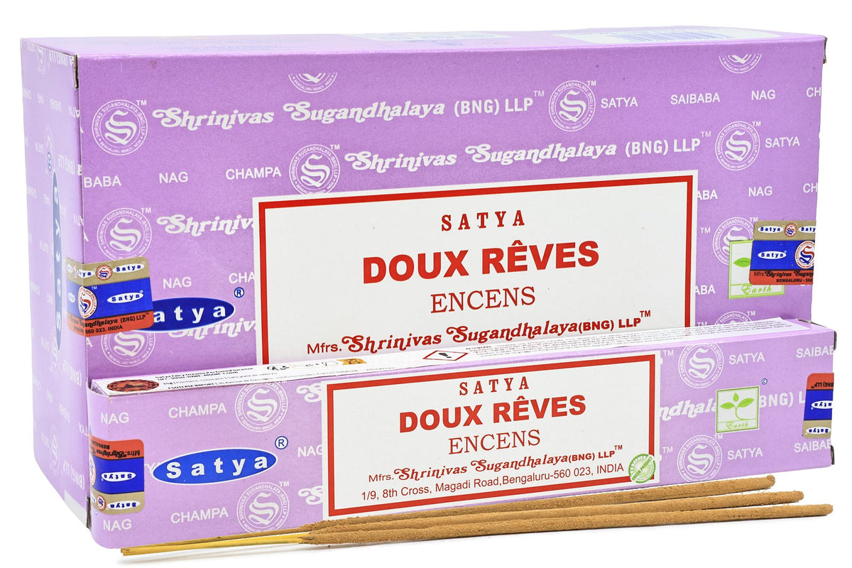 Boîte violette d'encens Satya Doux Rêves avec un paquet et trois bâtonnets devant