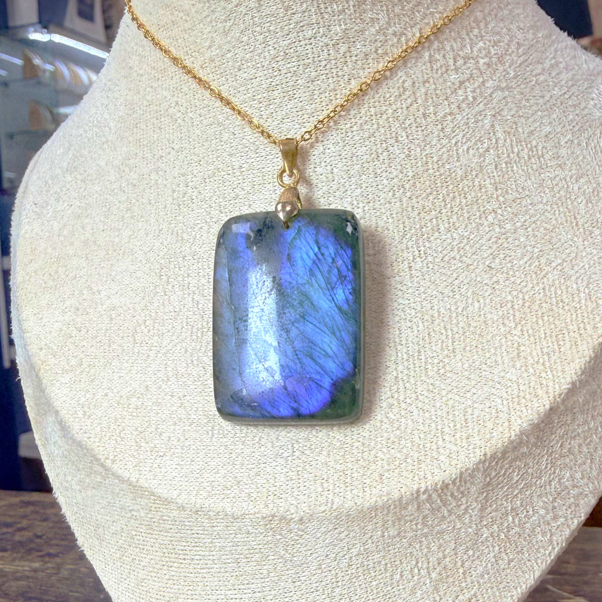 Pendentif en Labradorite Naturelle – rectangle – 3,5 x 2 cm – environ 15 g – provenance Madagascar