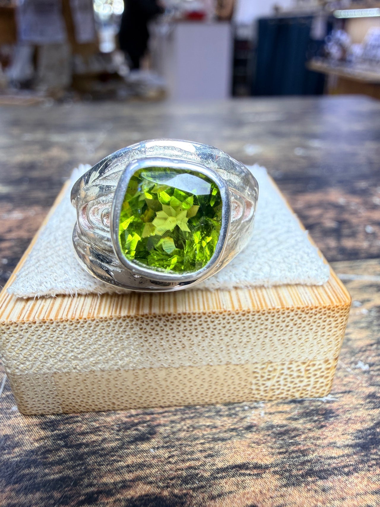 Bague Péridot taille cushion